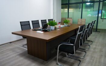 Een mooie houten vergadertafel op maat in een moderne kantoorruimte, perfect voor zakelijke bijeenkomsten en creatief overleg.