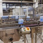 Moderne verpakkingsmachine in gebruik, waarborgt voedselveiligheid en hygiëne in de voedselindustrie.