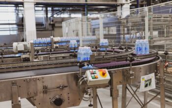 Moderne verpakkingsmachine in gebruik, waarborgt voedselveiligheid en hygiëne in de voedselindustrie.